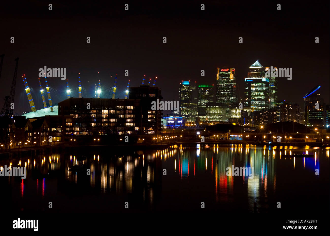 Vue sur Canary Wharf et O2 Dome de Royal Victoria Dock - Londres Banque D'Images