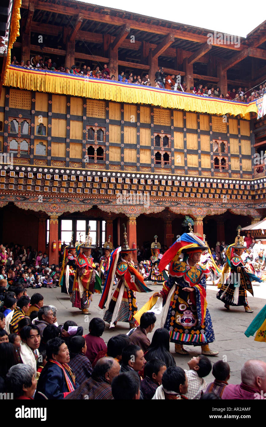 Bhoutan Paro Tsechu festival foule regardant la danse des chapeaux noirs Shanag Banque D'Images