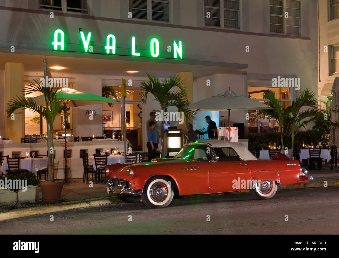 Avalon Hotel à South Beach Miami avec 1950 s Thunderbird stationné à l'extérieur Banque D'Images Avalon Hotel à South Beach Miami avec 1950 s Thunderbird stationné à l'extérieur Banque D'Images