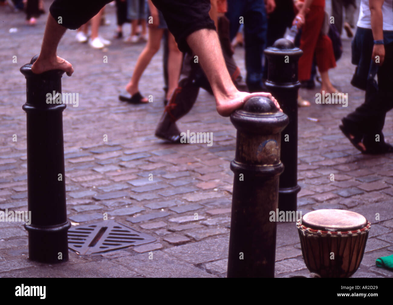Homme debout sur des poteaux dans la rue de Londres Banque D'Images