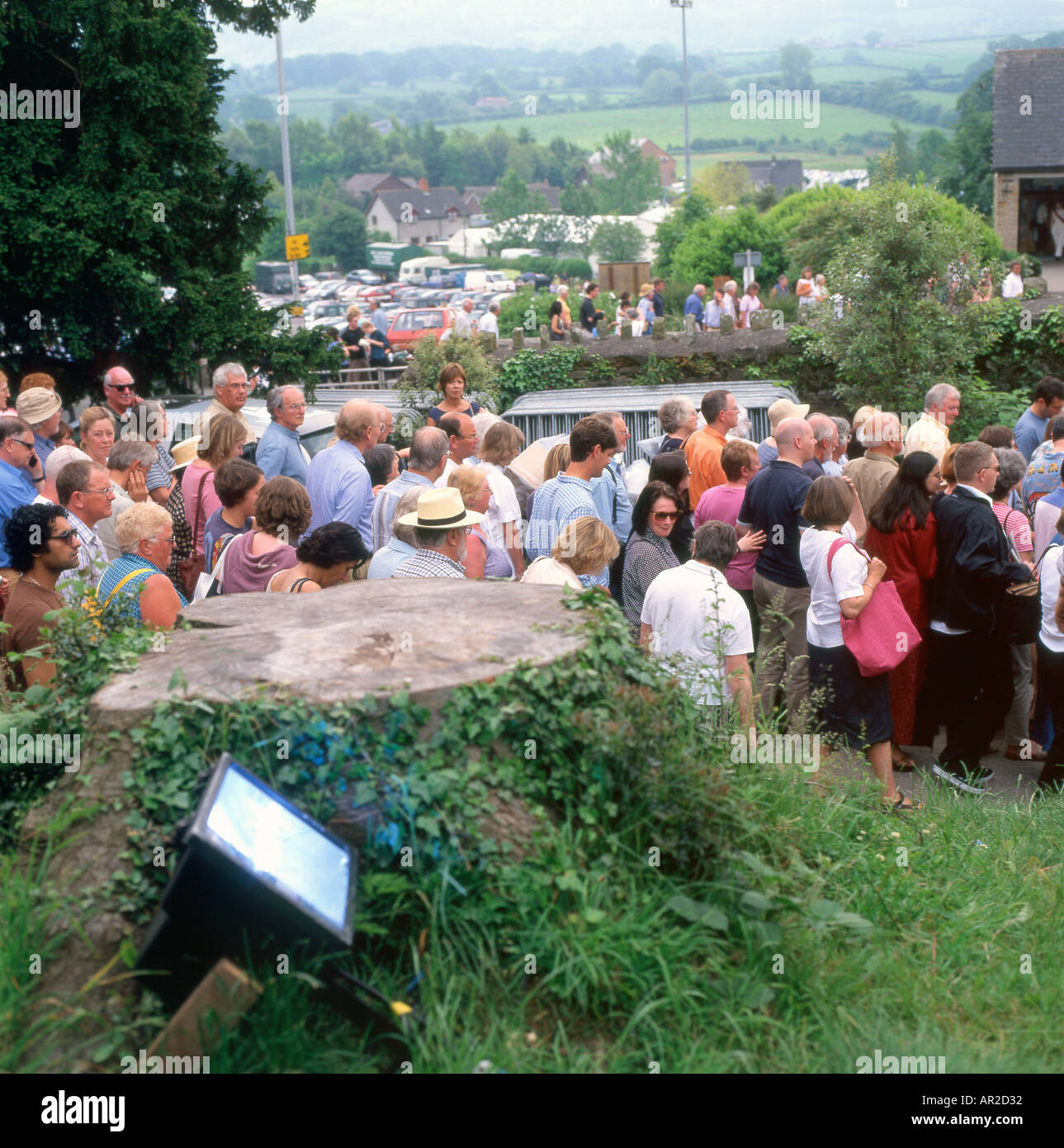 Hay Festival foule foules et vue sur le paysage et les collines du pays près de Hay-on-Wye Powys Pays de Galles UK Banque D'Images