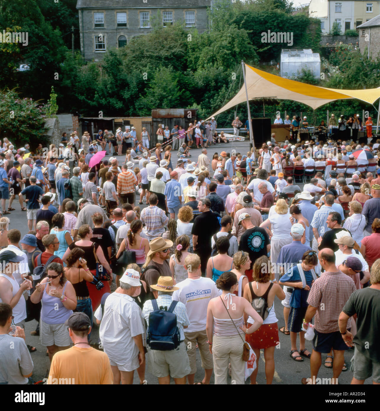 Foule regardant un spectacle au Festival de jazz de Brecon Brecon Powys Pays de Galles UK KATHY DEWITT Banque D'Images