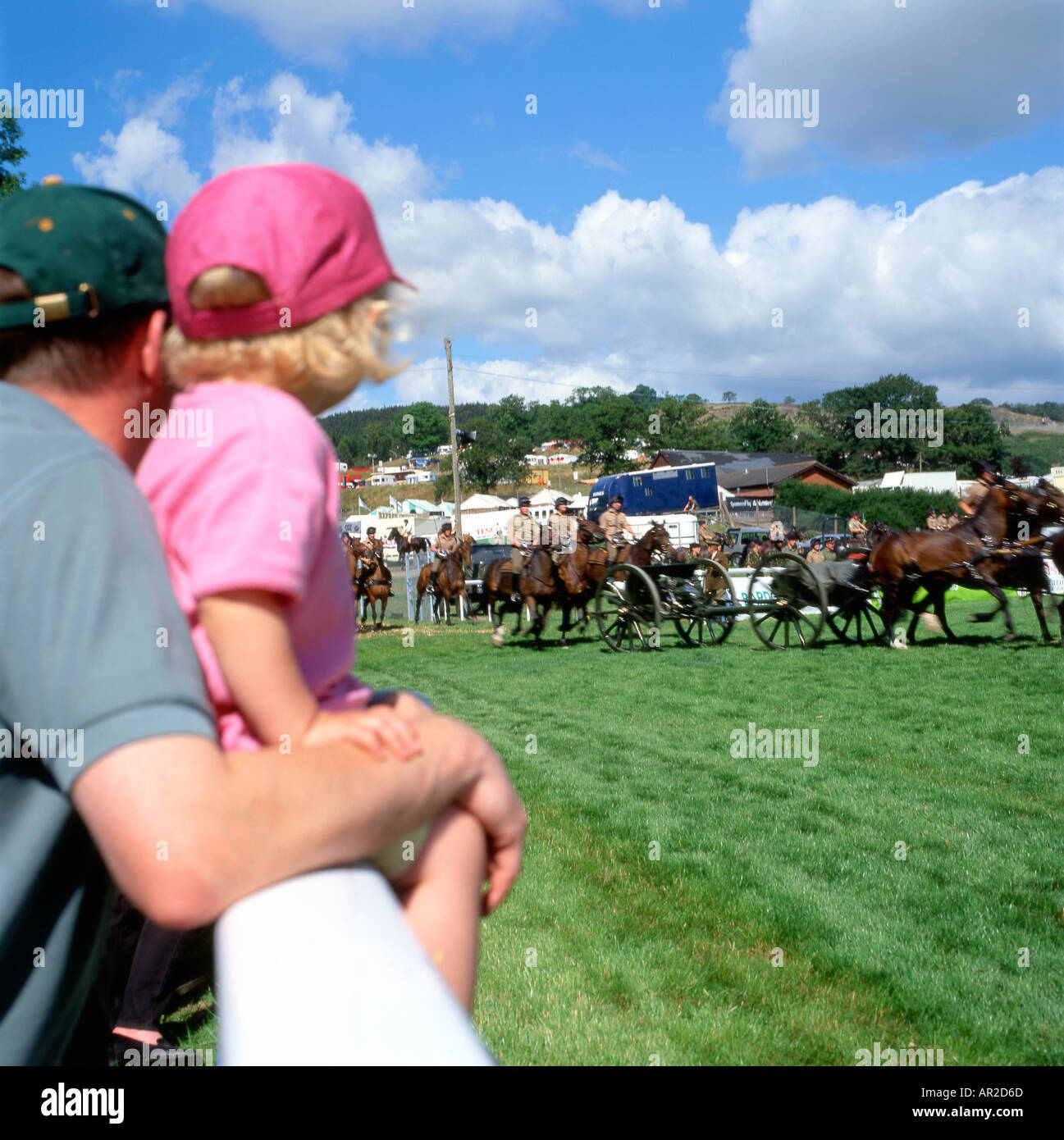 Un père et l'enfant regardant la troupe Kings Royal Horse Artillery au Royal Welsh Show agricole à Builth Wells Powys Wa Banque D'Images