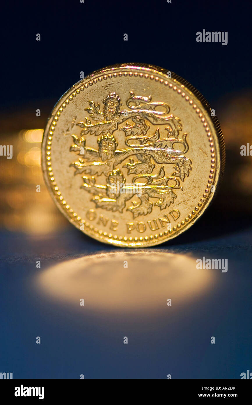 British pound coin avec relection sur fond bleu Banque D'Images