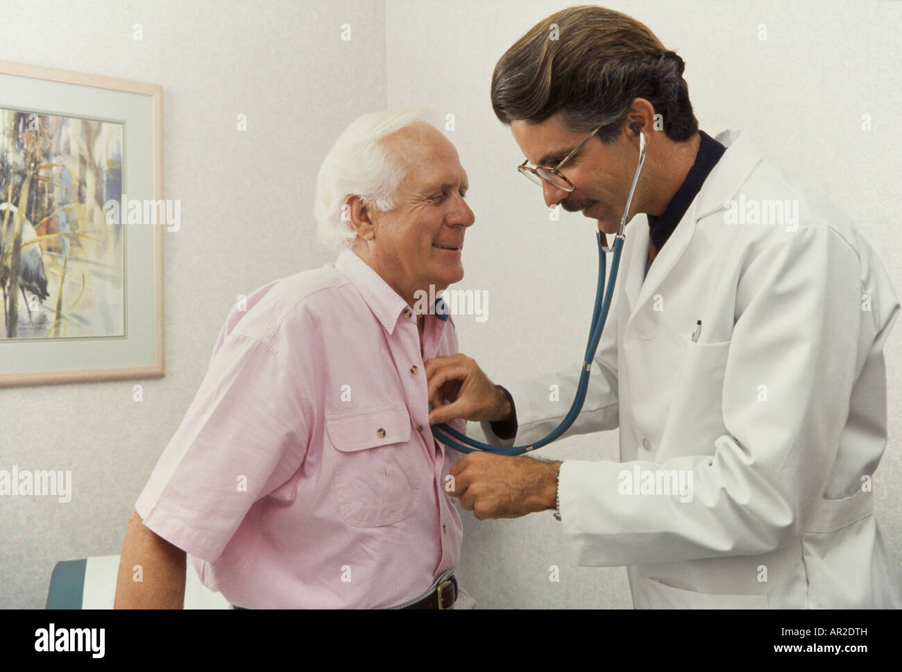 Doctor giving examen physique pour les personnes âgées, Miami Banque D'Images