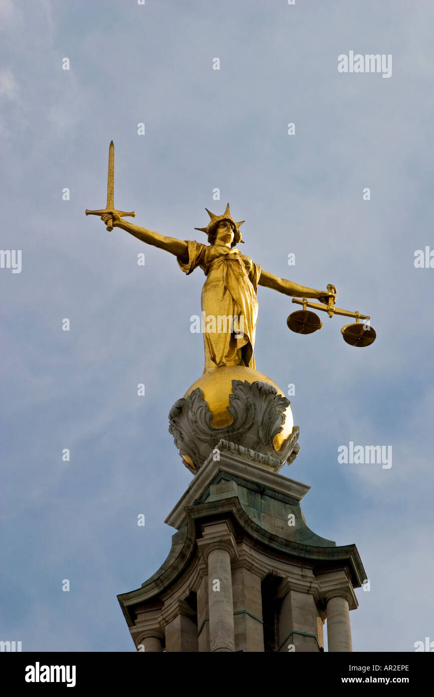 Balance de la Justice, la cour pénale centrale Old Bailey Londres Conçu par E W Mountford Banque D'Images