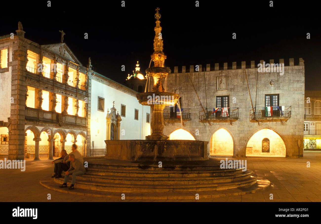 Les gens sur Praca da Republica la nuit, Viana do Castelo, Portugal Banque D'Images