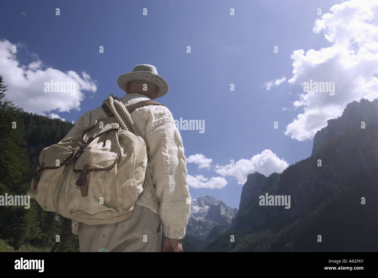 Climber en costume traditionnel, l'Autriche, l'Gosautal, Alpes Banque D'Images