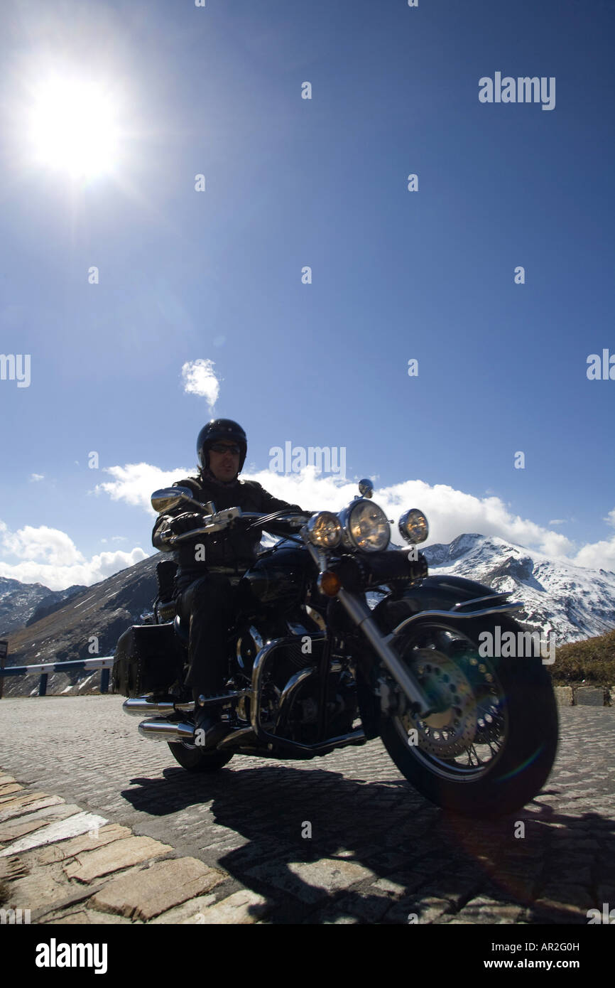 Motocycliste sur la haute route alpine du Grossglockner, à sur son chemin la les motards Point, Autriche Banque D'Images