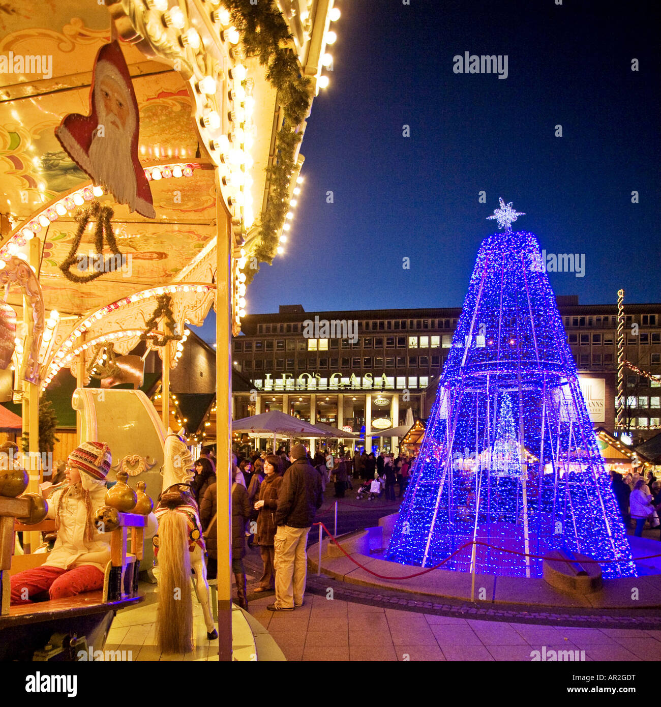 Carrousel historique et l'arbre de Noël sur le marché de Noël en centre-ville, l'Allemagne, en Rhénanie du Nord-Westphalie, région de la Ruhr, à Essen Banque D'Images