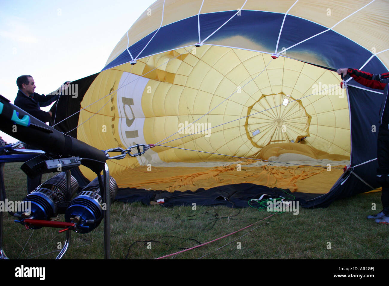 L'inflation le ballon comme il jette sur l'équipe au sol tenir le ballon pour le sir peut le remplir. Banque D'Images