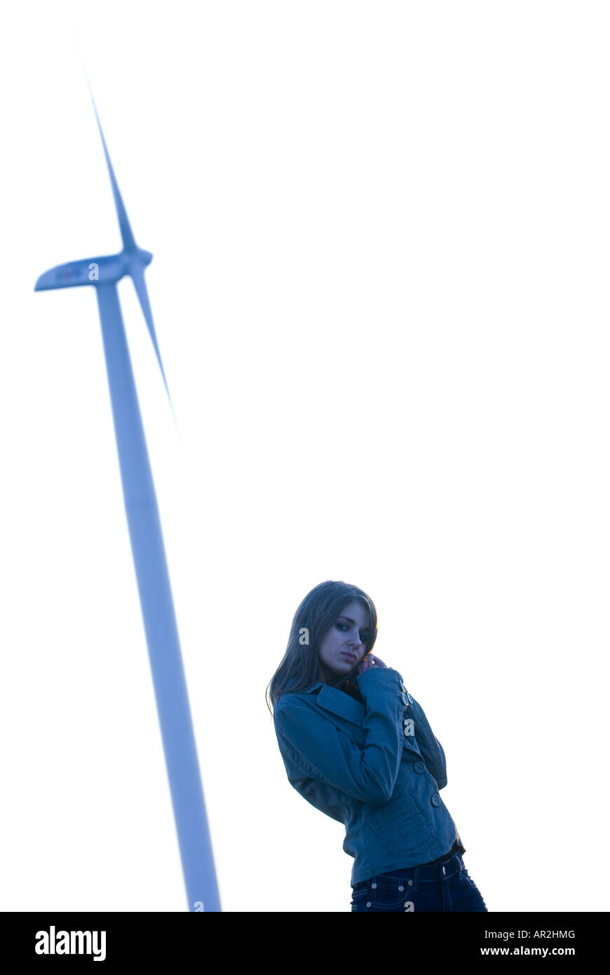Jeune femme avec moulin en arrière-plan Banque D'Images