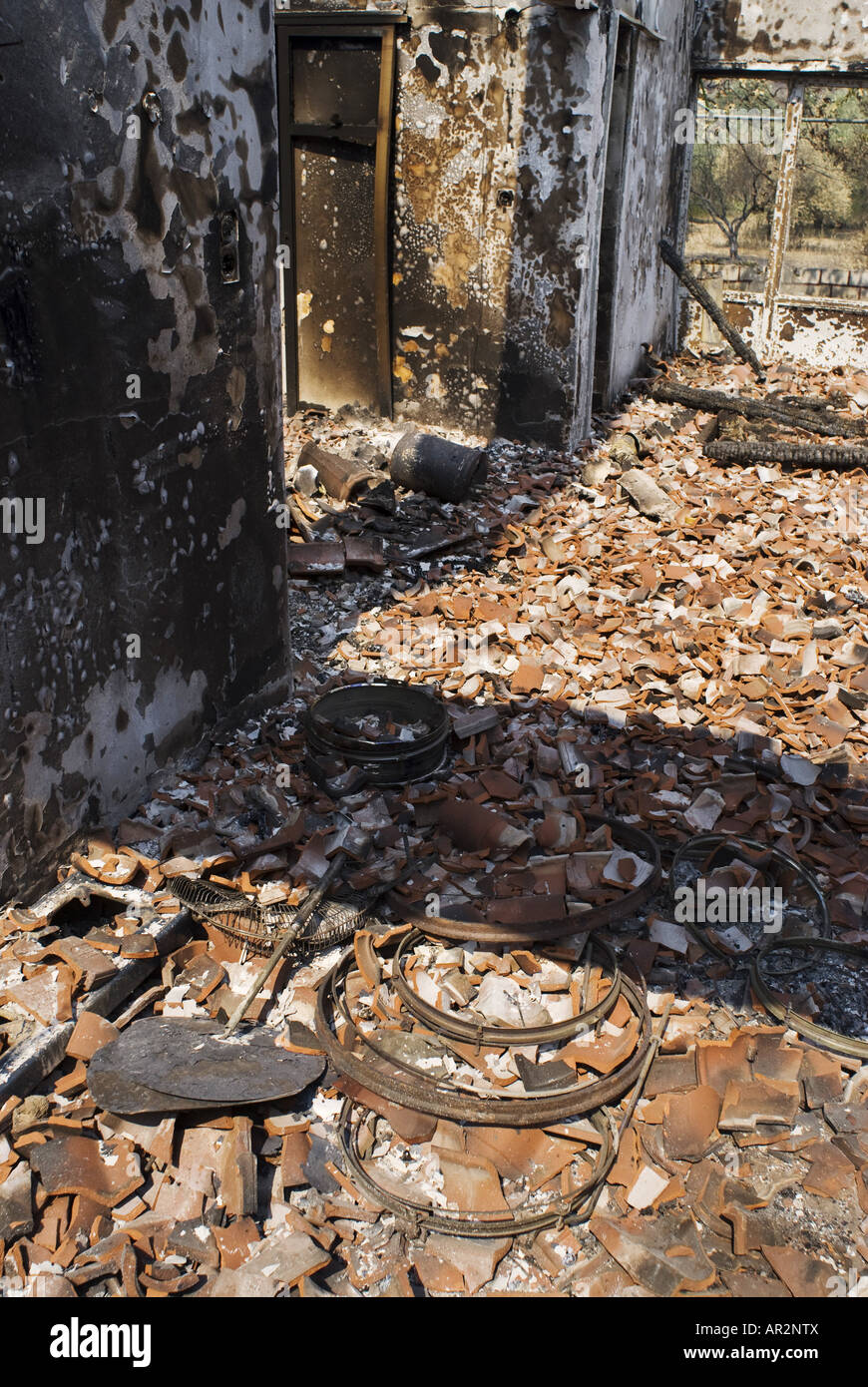 Les incendies de forêts en Grèce à l'été 2007, vue intérieure d'une maison brûlée, Grèce, Péloponnèse, Rovetta Banque D'Images