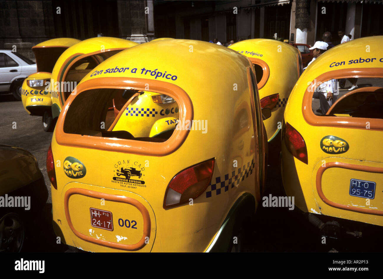 Coco-taxis près de Parque Central, La Vieille Havane, Cuba. Banque D'Images
