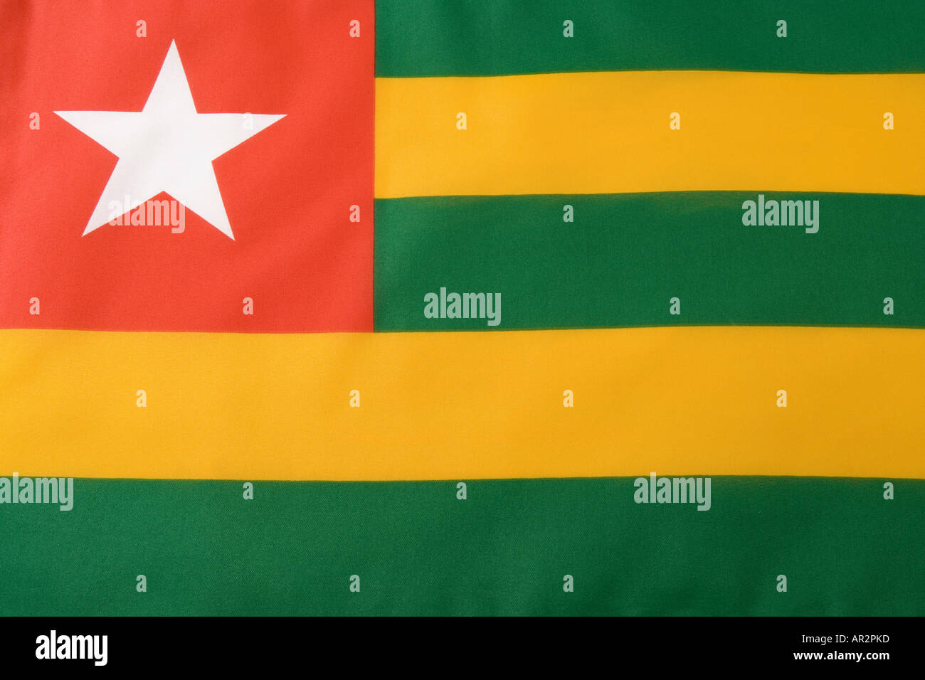 Drapeau vert rouge avec étoile jaune Banque de photographies et d