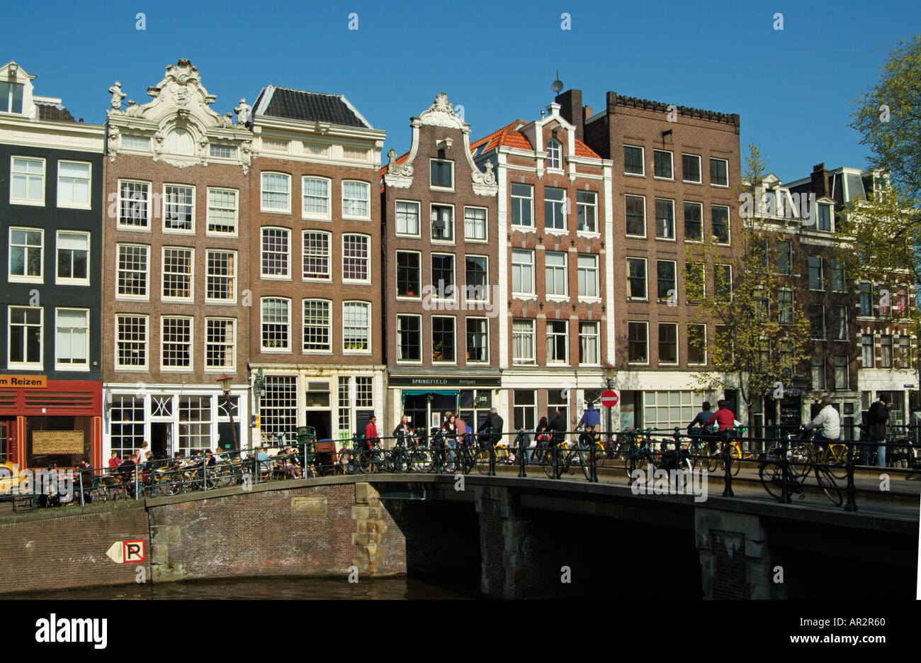 Vieilles maisons à pignons boutiques, cafés, par un pont-canal centre d'Amsterdam Hollande Pays-bas eu Europe Banque D'Images