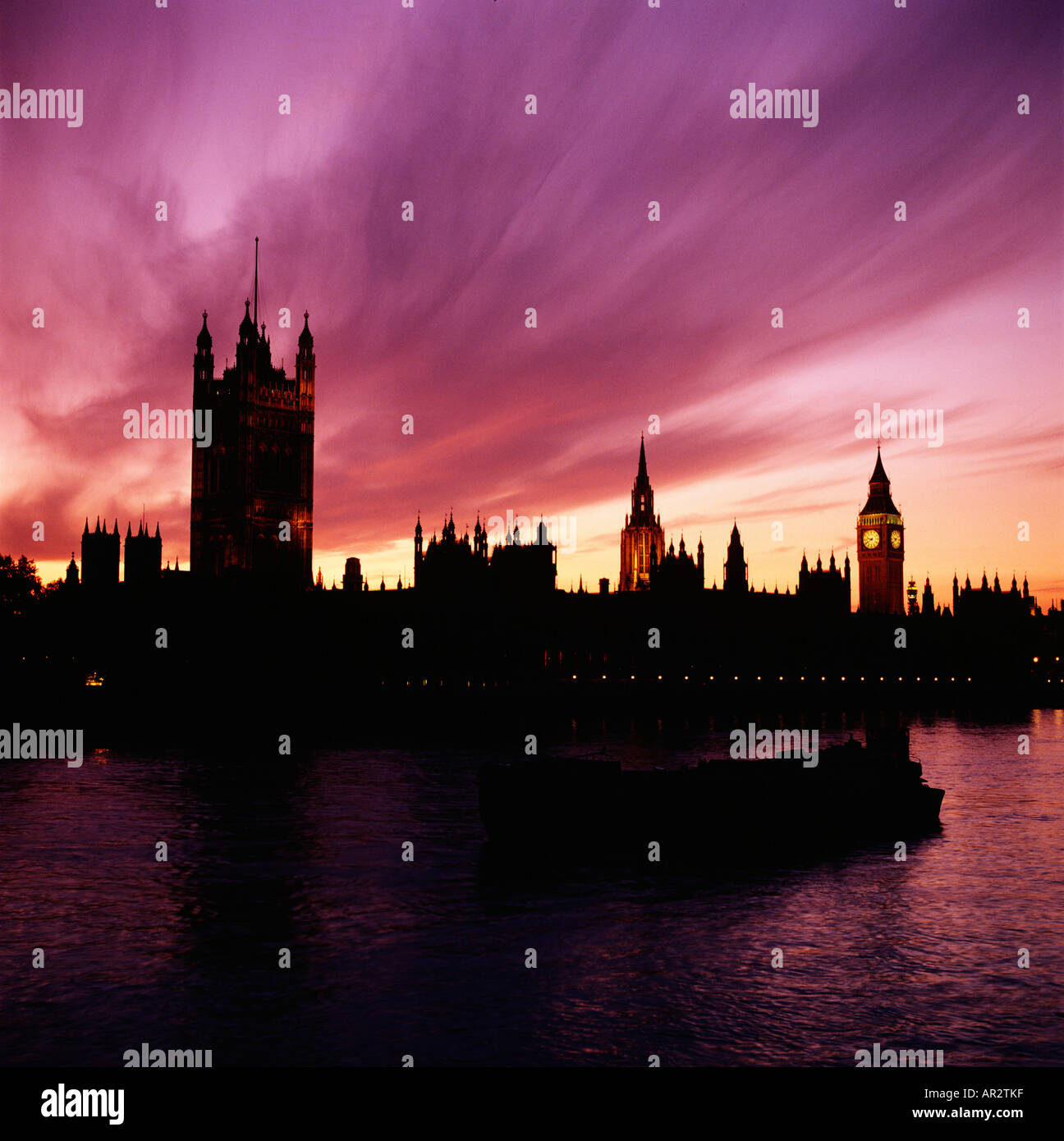Silhouette spectaculaire de la ligne d'horizon du Parlement au coucher du soleil Westminster, Londres, Angleterre, Grande-Bretagne, Royaume-Uni,GO.Horizon de Londres.Nuages sombres. Banque D'Images