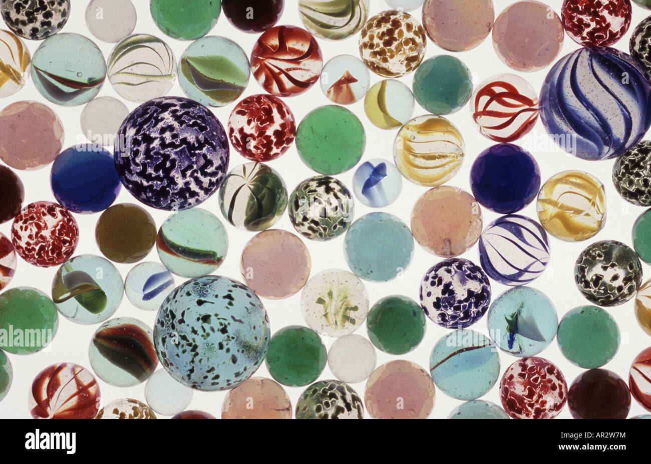 Marbres colorés pour montrer la variété rétroéclairé de motifs et formes Banque D'Images