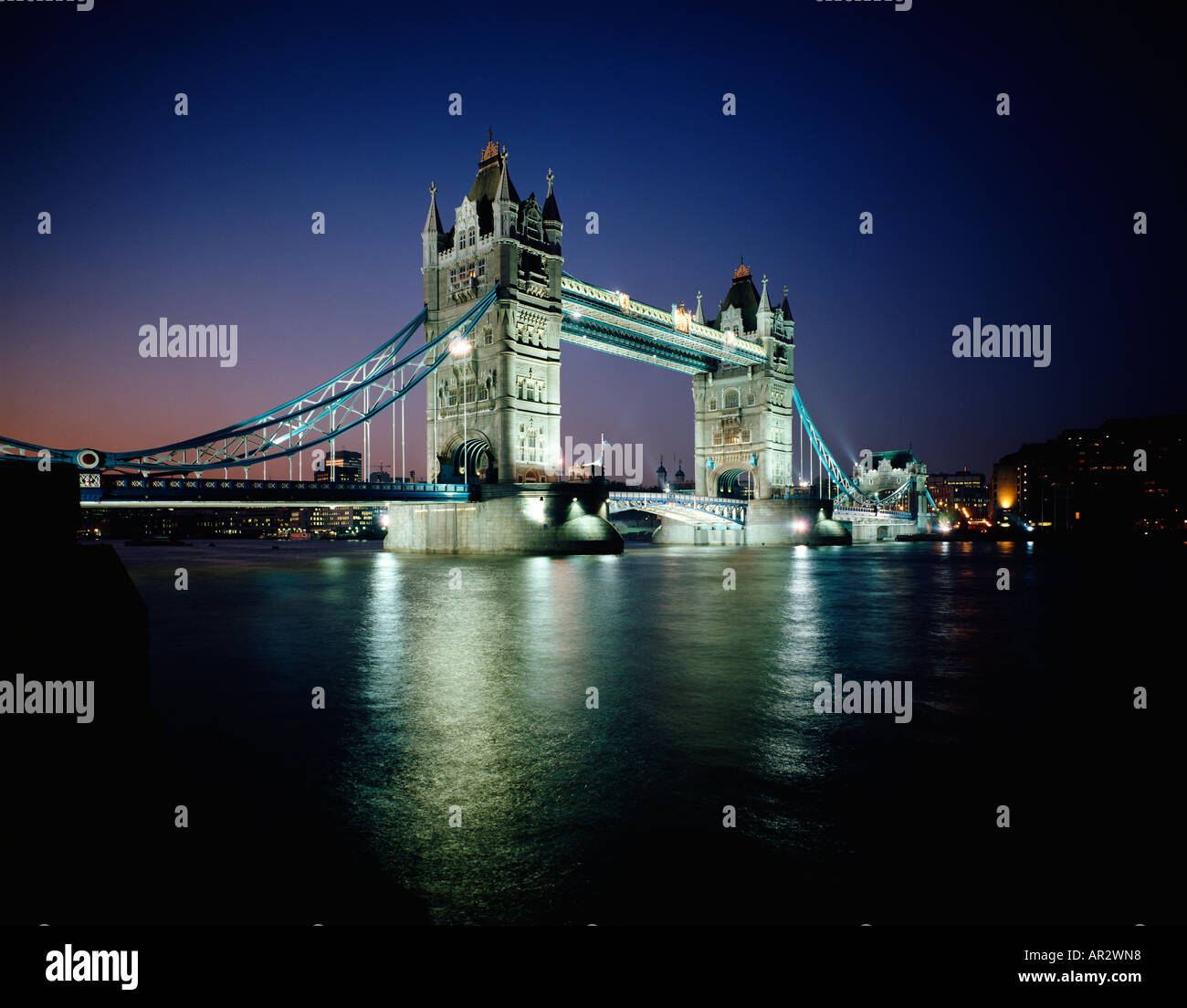 Tower Bridge illuminée la nuit, enjambant la Tamise, Londres, Angleterre, Royaume-Uni, UK. Go Banque D'Images