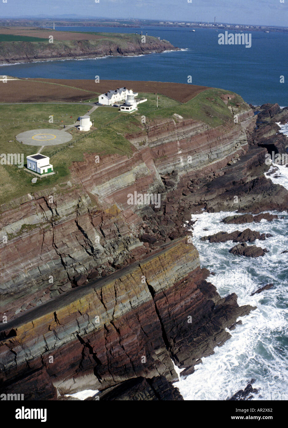 St Anns Head Lighthouse, Pembrokeshire Wales UK Milford Haven (derrière) Banque D'Images