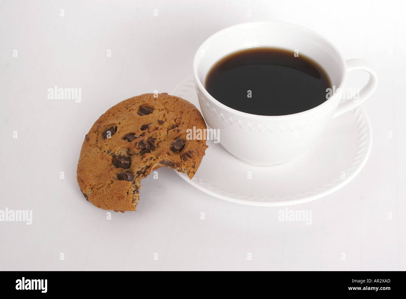 Close up de cookie et café sur fond blanc Banque D'Images