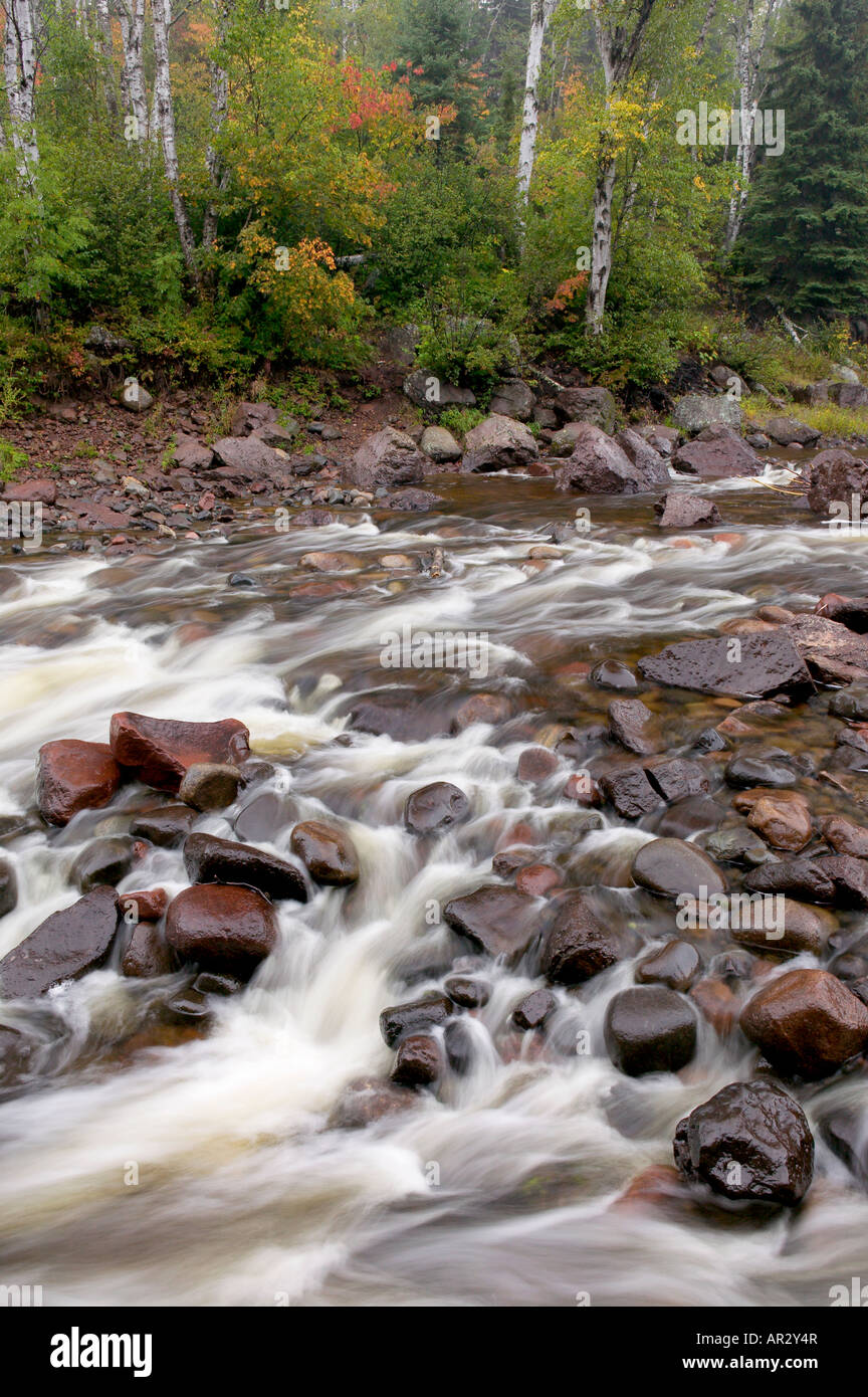 Temperance River, juste avant qu'il se déverse dans le lac Supérieur, la Tempérance River State Park, Minnesota USA Banque D'Images