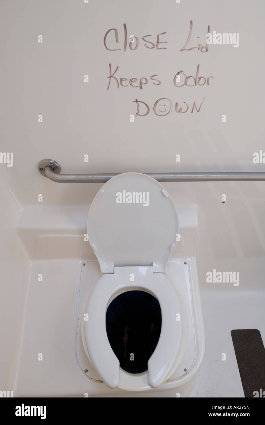 Graffiti dans un arrêt de repos offre des conseils amicaux Banque D'Images