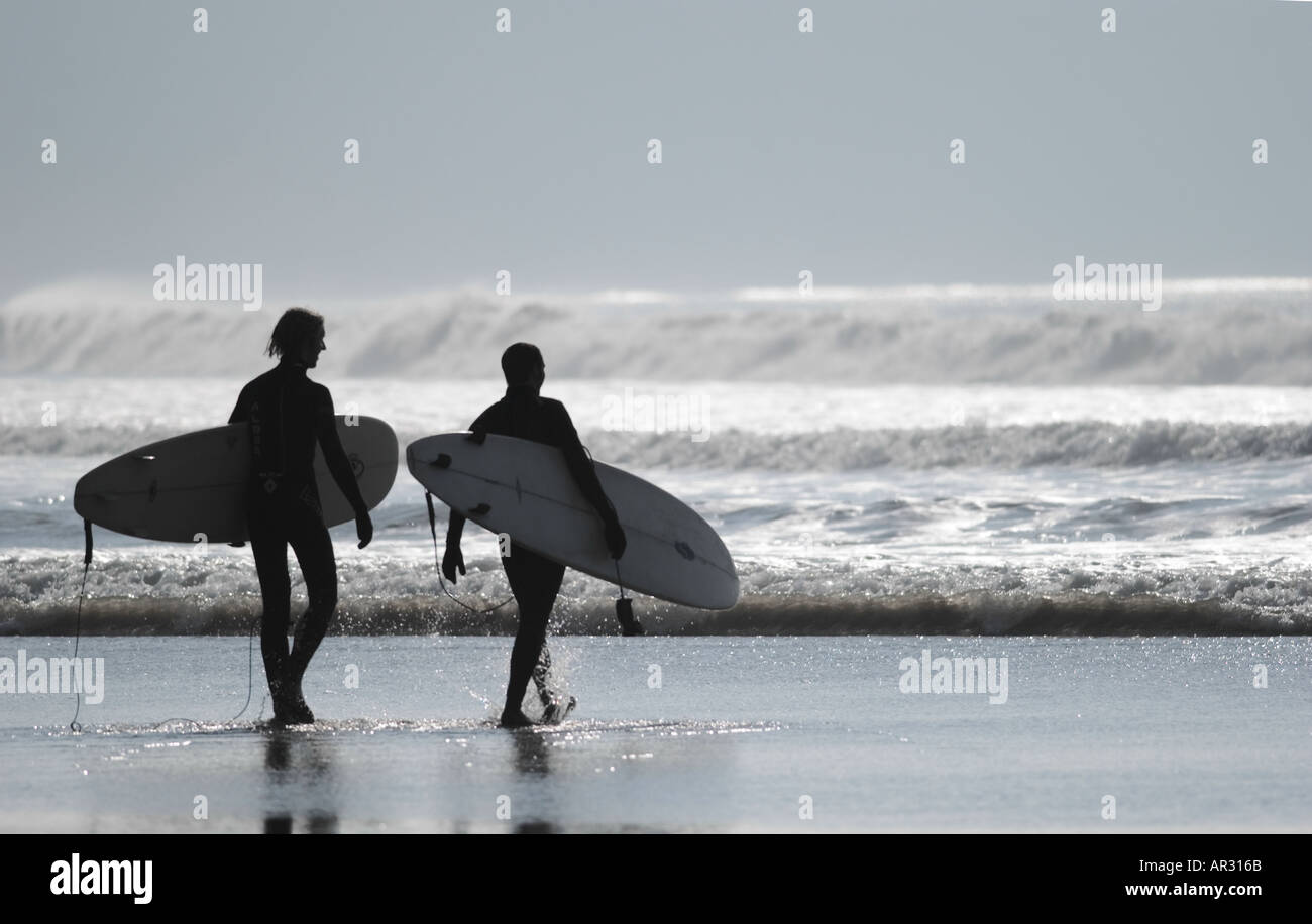 Silhouette de Surfers à Llangennith Côte de Gower Wales Banque D'Images