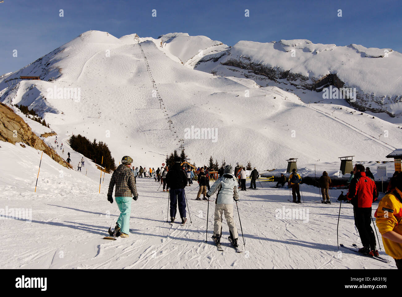 Les montagnes enneigées et pistes à Le Chinaillon en France Banque D'Images
