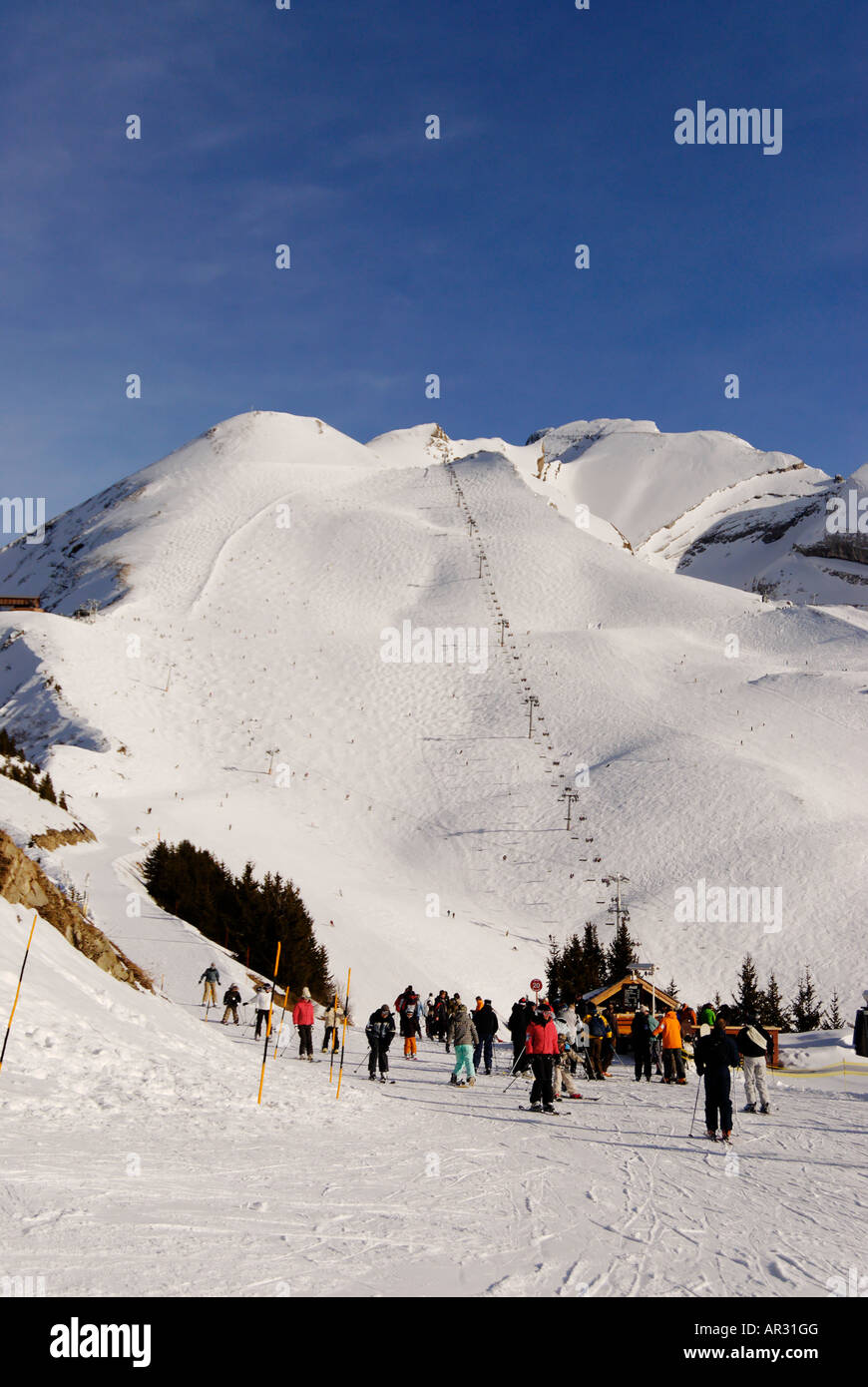 Les montagnes enneigées et pistes à Le Chinaillon en France Banque D'Images