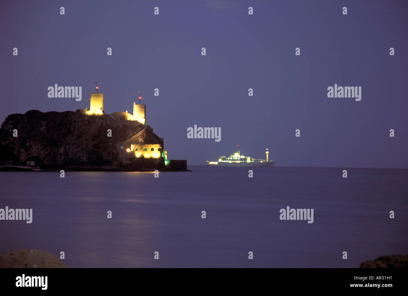 Fort de port de nuit, Muscat, Oman, au Moyen-Orient, en Asie Banque D'Images