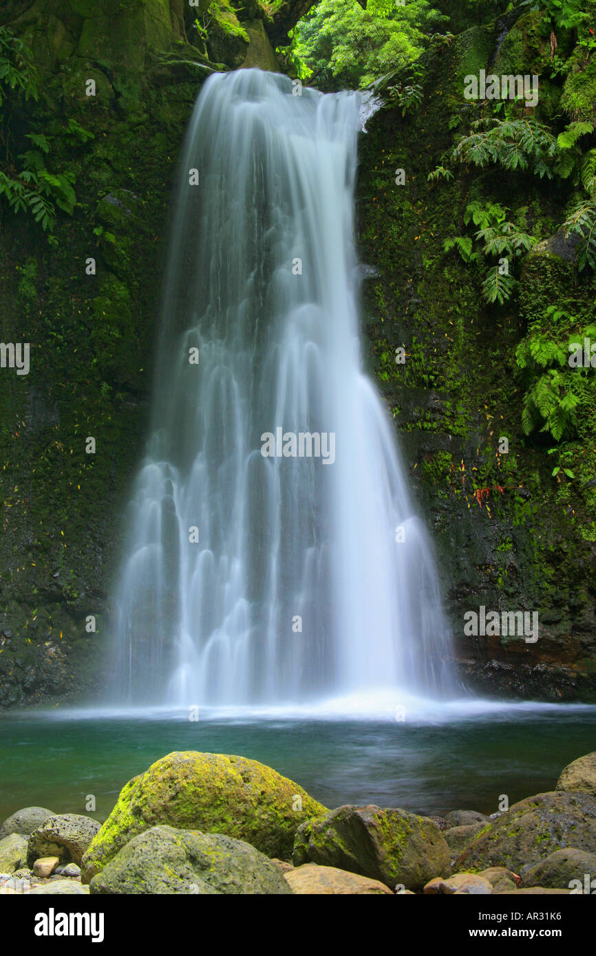 La cascade de Salto do Prego. Cette cascade est situé près du village de Faial da Terra, dans l'île de São Miguel, Açores Banque D'Images