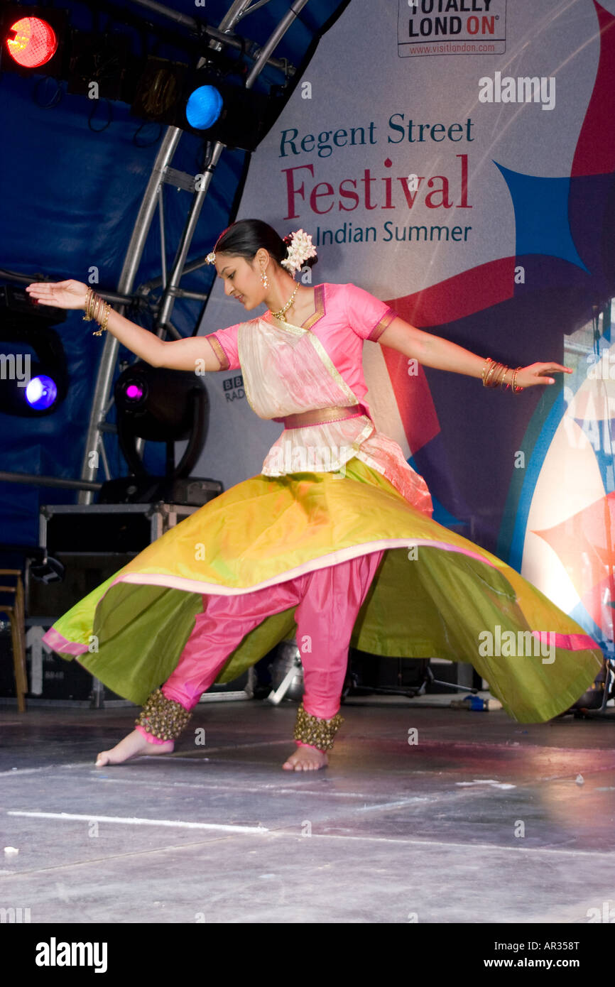 Danseuse Classique Indienne Bharatanatyam Banque D'Images