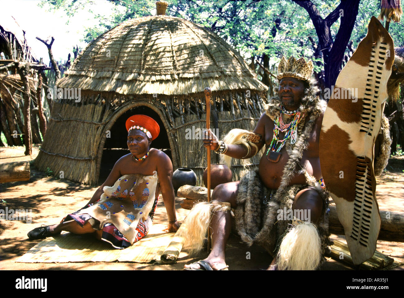 Chef zoulou avec épouse favorite, Shakaland, Kwazulu Natal Afrique du Sud Banque D'Images