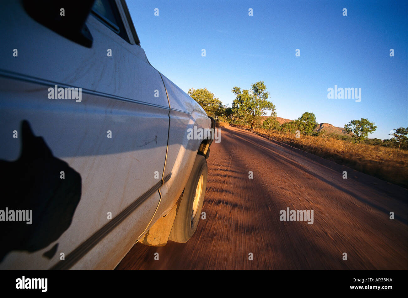 Jeep, sur la route, Kimberley Plateau, WA Australie Banque D'Images