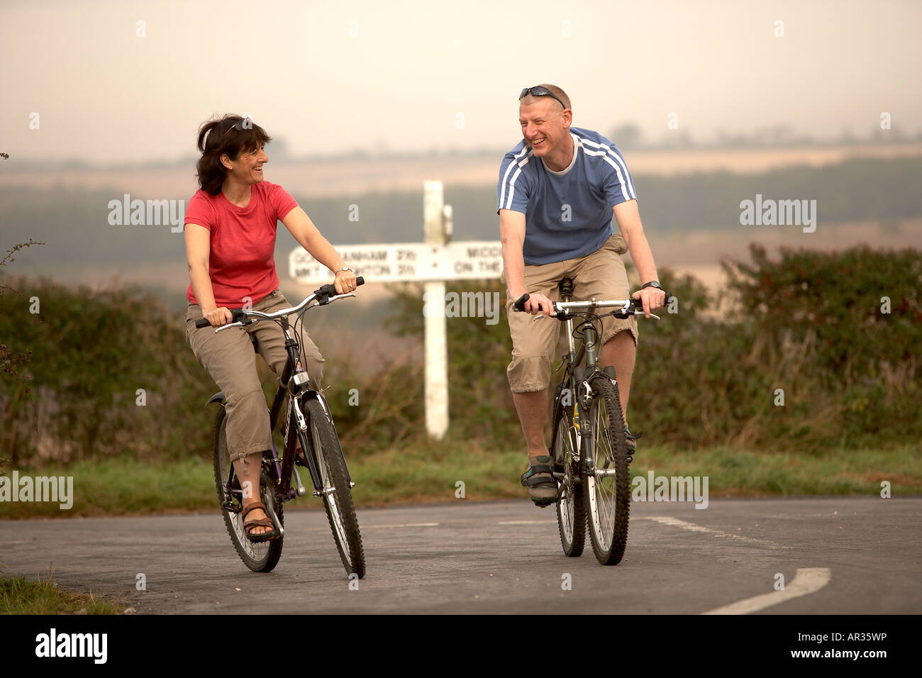 Septembre 2007 Couple à vélo dans la campagne les plateaux près de Beverley East Yorkshire UK Banque D'Images