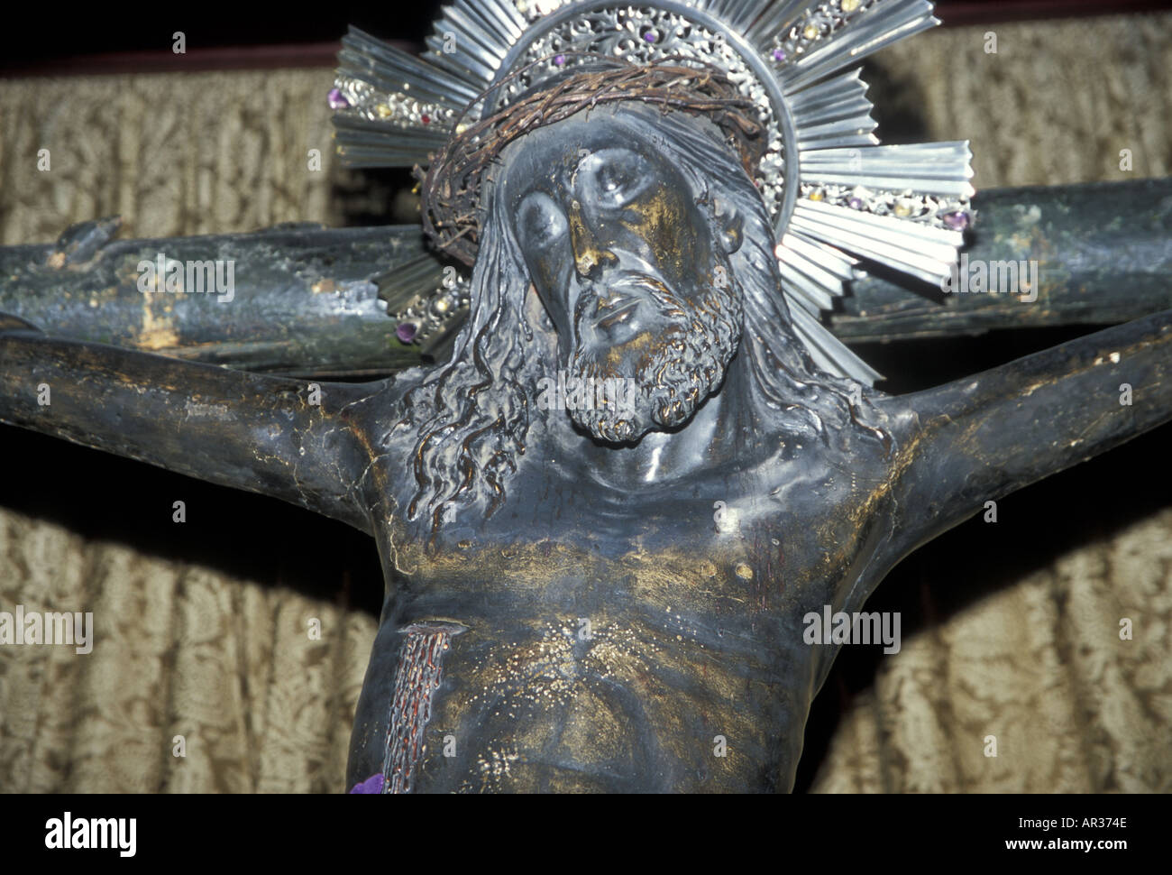 Statue en bronze du Christ sur la croix la cathédrale de Barcelone Banque D'Images