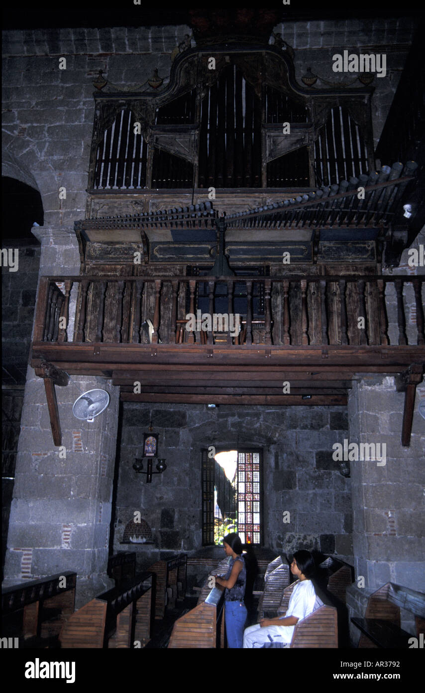 Assis sous la congrégation de bambou unique organe dans Las Pinas City aux Philippines Banque D'Images
