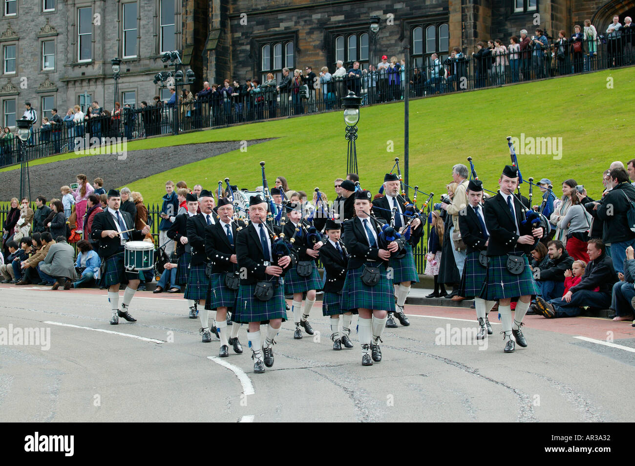 Scottish cornemuses défilent vers le bas le monticule à Édimbourg en Écosse Banque D'Images