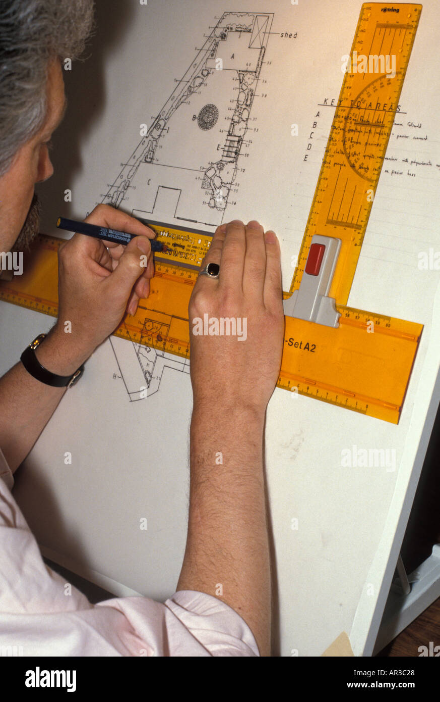 L'homme travaillant sur un dessin Banque D'Images