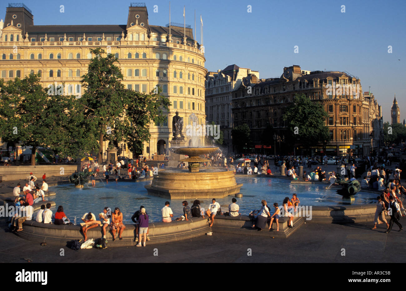 Trafalgar square avec les touristes et de fontaines en été London England UK Banque D'Images