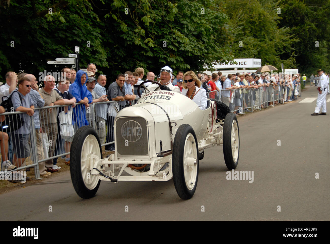 Mercedes de course à Goodwood Revival piste jour observé par les spectateurs Banque D'Images
