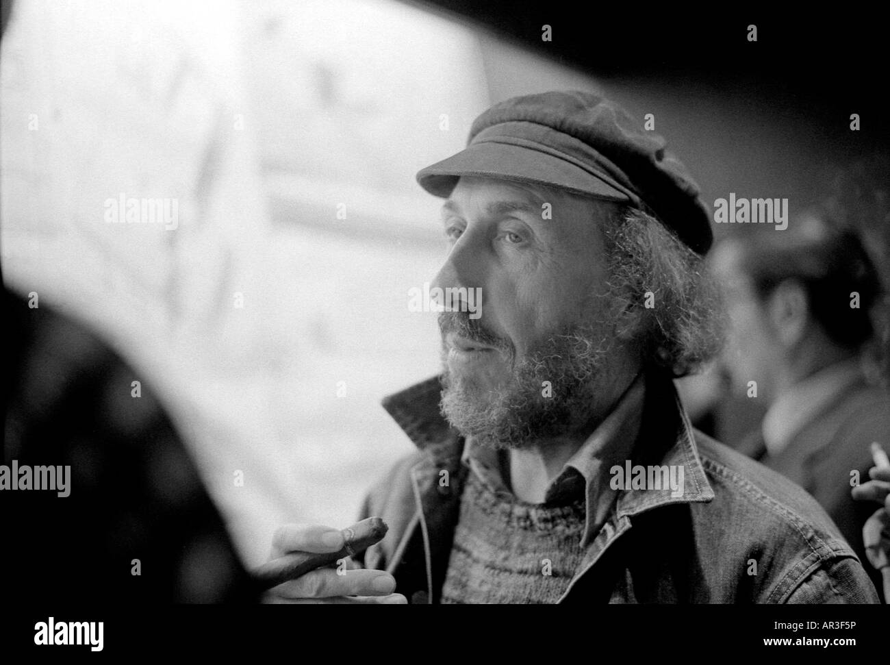 Artiste Richard Hamilton à Cedric Price's exposition 'l'évolution de l'image' au Heinz Gallery London UK 1975 KATHY DEWITT Banque D'Images Artiste Richard Hamilton à Cedric Price's exposition 'l'évolution de l'image' au Heinz Gallery London UK 1975 KATHY DEWITT Banque D'Images