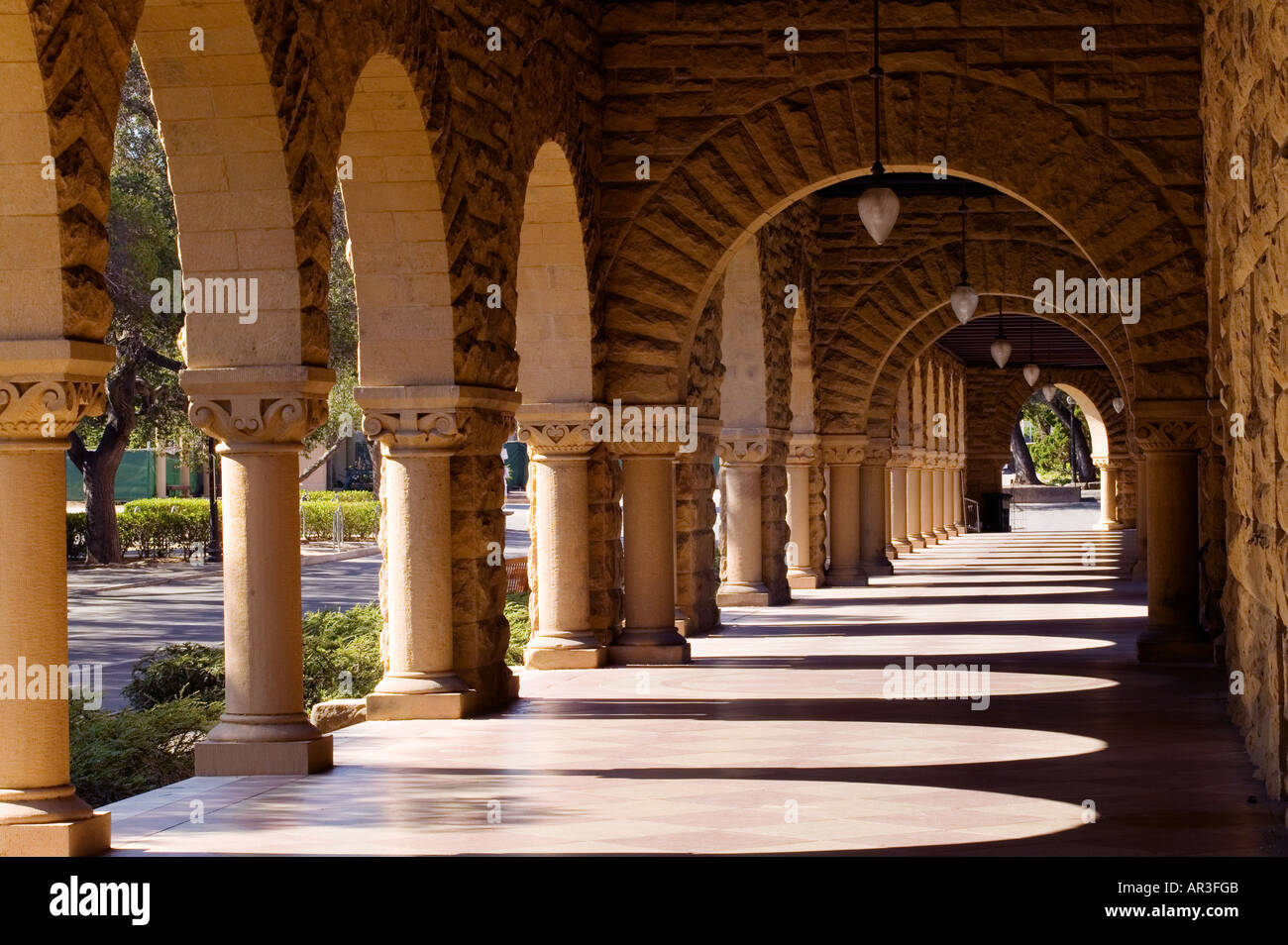 Couloir et arcs romans, Université de Stanford Banque D'Images