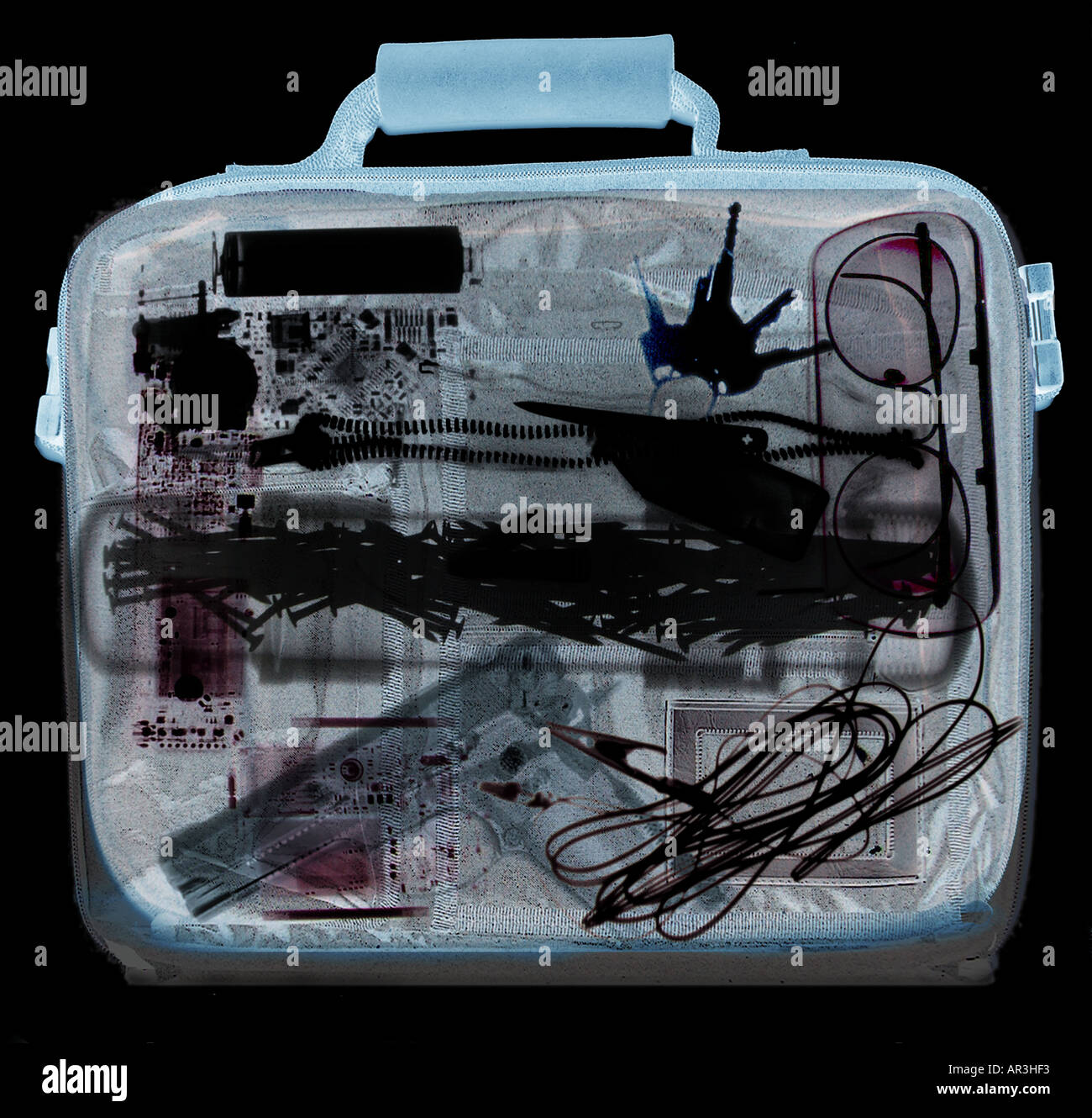 La sécurité de l'aéroport simulé xray montrant un porte-documents contenant un Smith et Wesson 9mm pistolet Banque D'Images