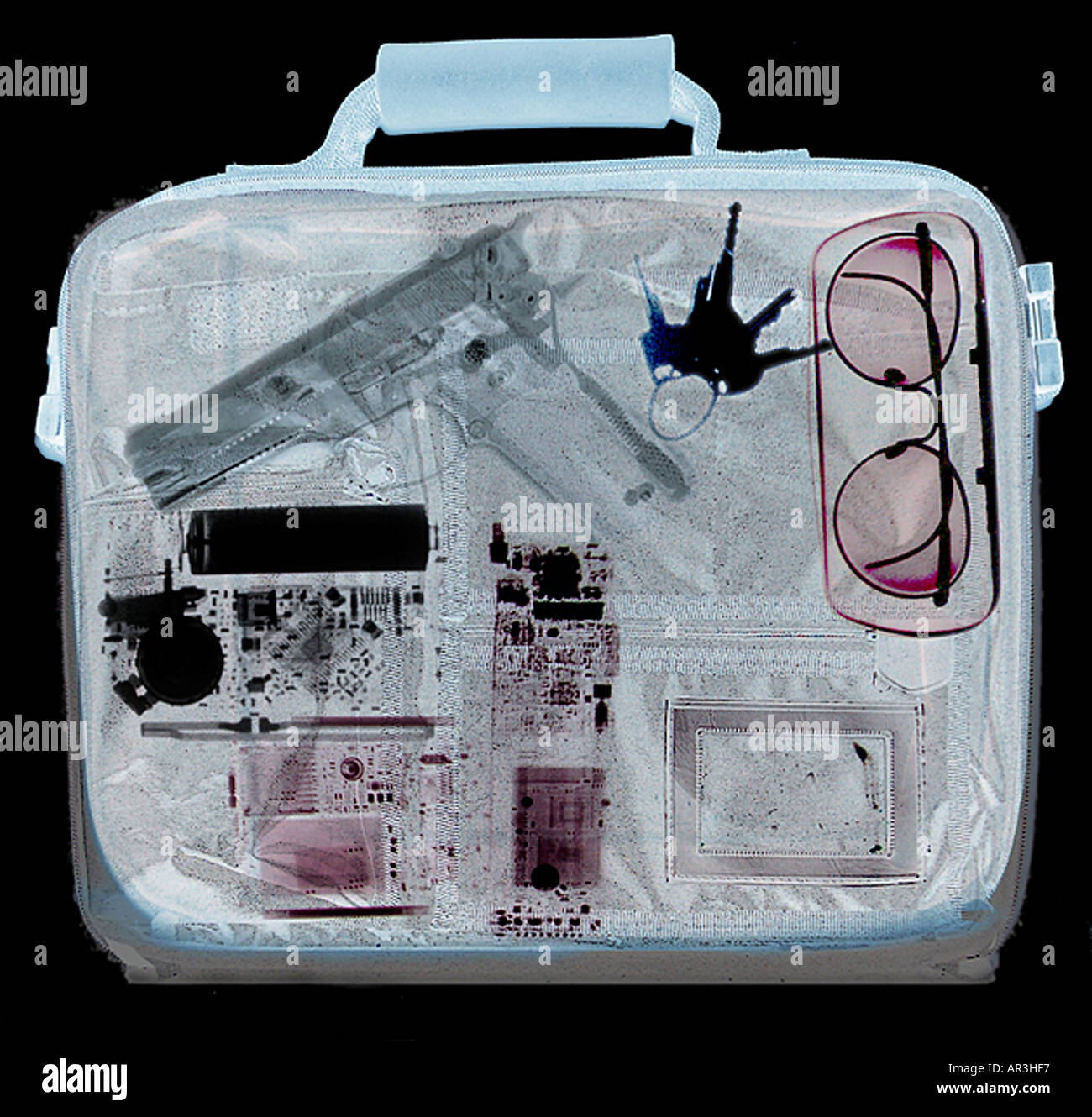 La sécurité de l'aéroport simulé xray montrant un porte-documents contenant un Smith et Wesson 9mm pistolet Banque D'Images