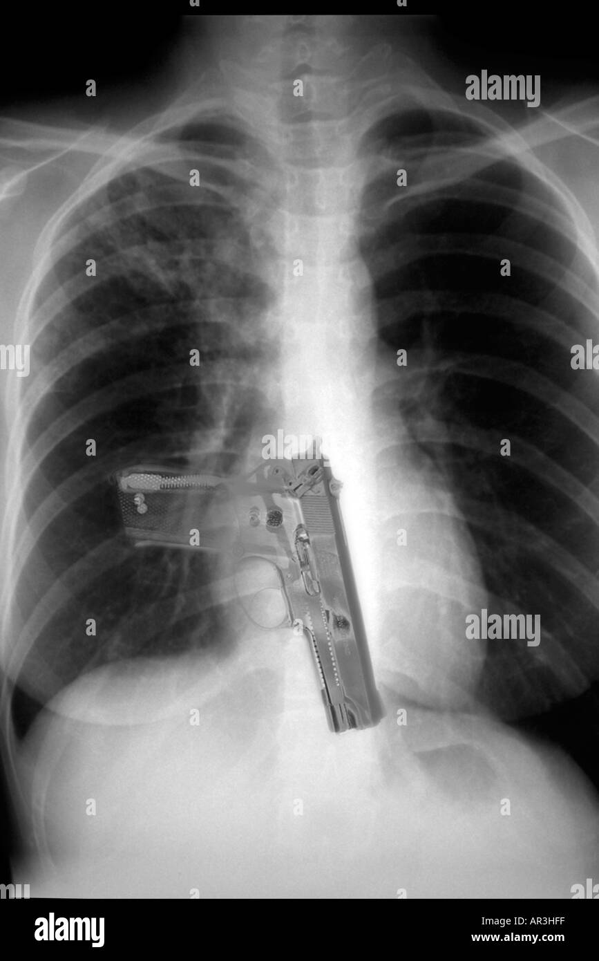 La sécurité de l'aéroport simulé xray montrant un porte-documents contenant un Smith et Wesson 9mm pistolet Banque D'Images