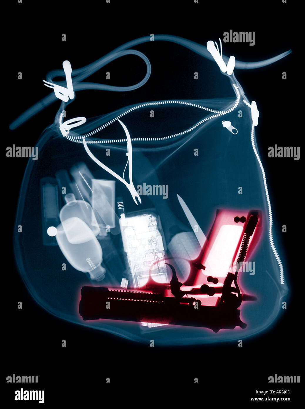 Xray d'un sac à main femme montrant plusieurs éléments qui ne sont pas autorisés à être transportés à bord d'un aéronef après le terroriste 911 Banque D'Images