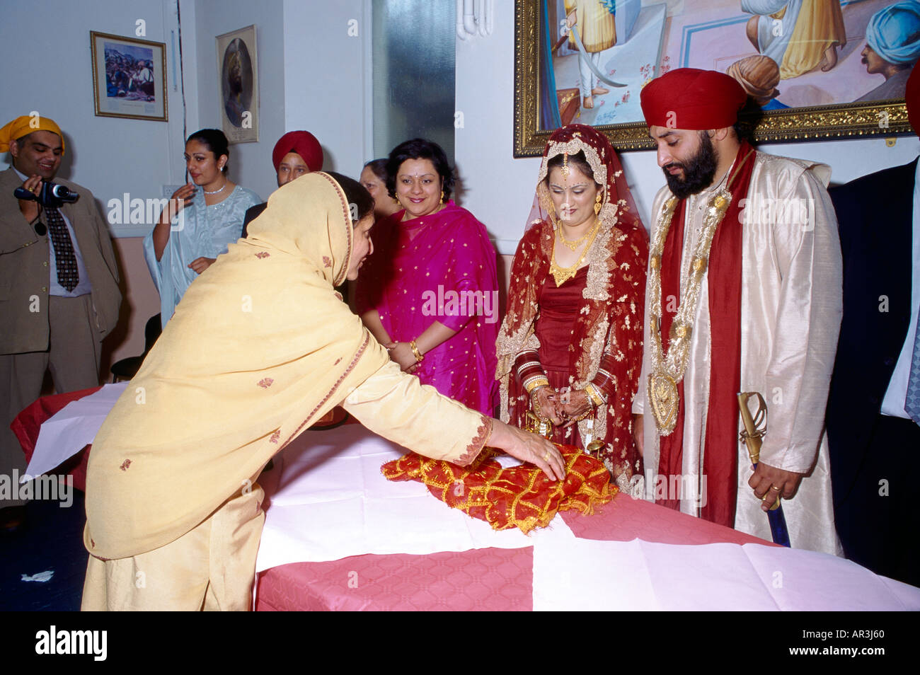 Mariage Sikh - Langar donné à bride & Groom après centrale Mariage Gurdwara Shepherds Bush London England Banque D'Images
