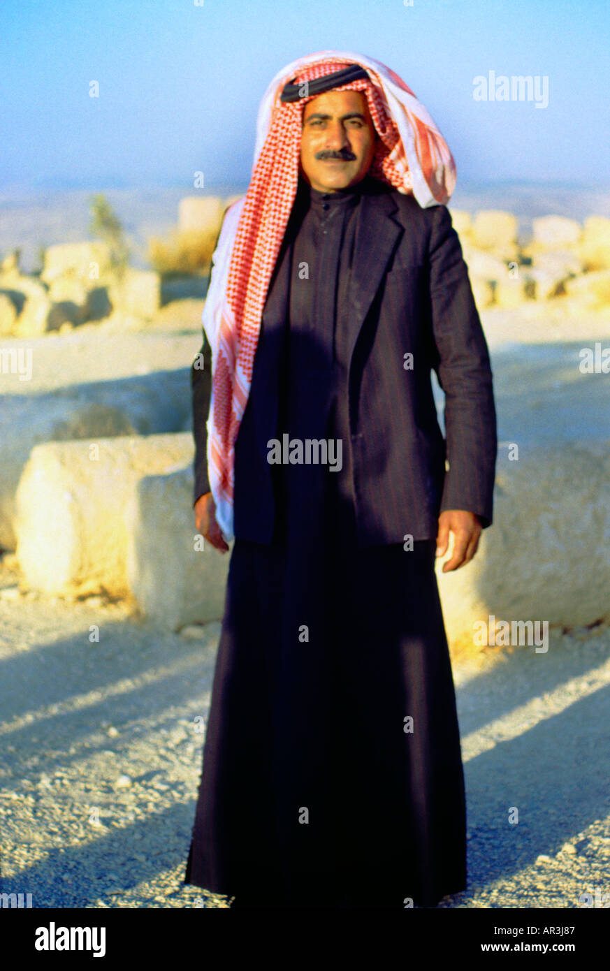 Mount Nebo Jordan local Arab en robe traditionnelle portant Thobe noir et Shemagh rouge et blanc Banque D'Images